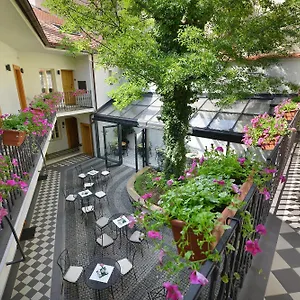 https://u-bile-lilie.praguehotelsweb.com